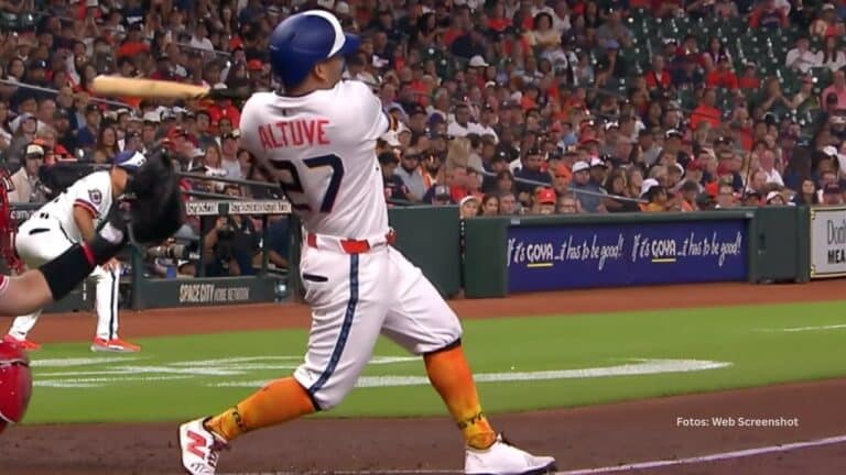 Jose Altuve bateando con Houston Astros