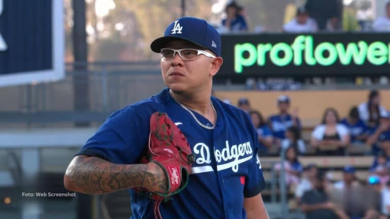 Julio Urias en un juego con Los Angeles Dodgers en MLB