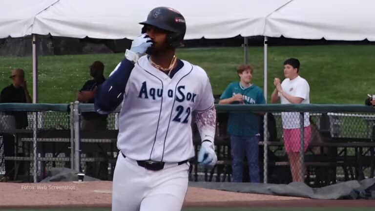 Lazaro Montes en un juego con la sucursal Triple-A de Seattle Mariners