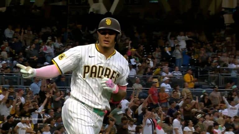 Manny Machado recorriendo las bases tras jonrón con San Diego Padres