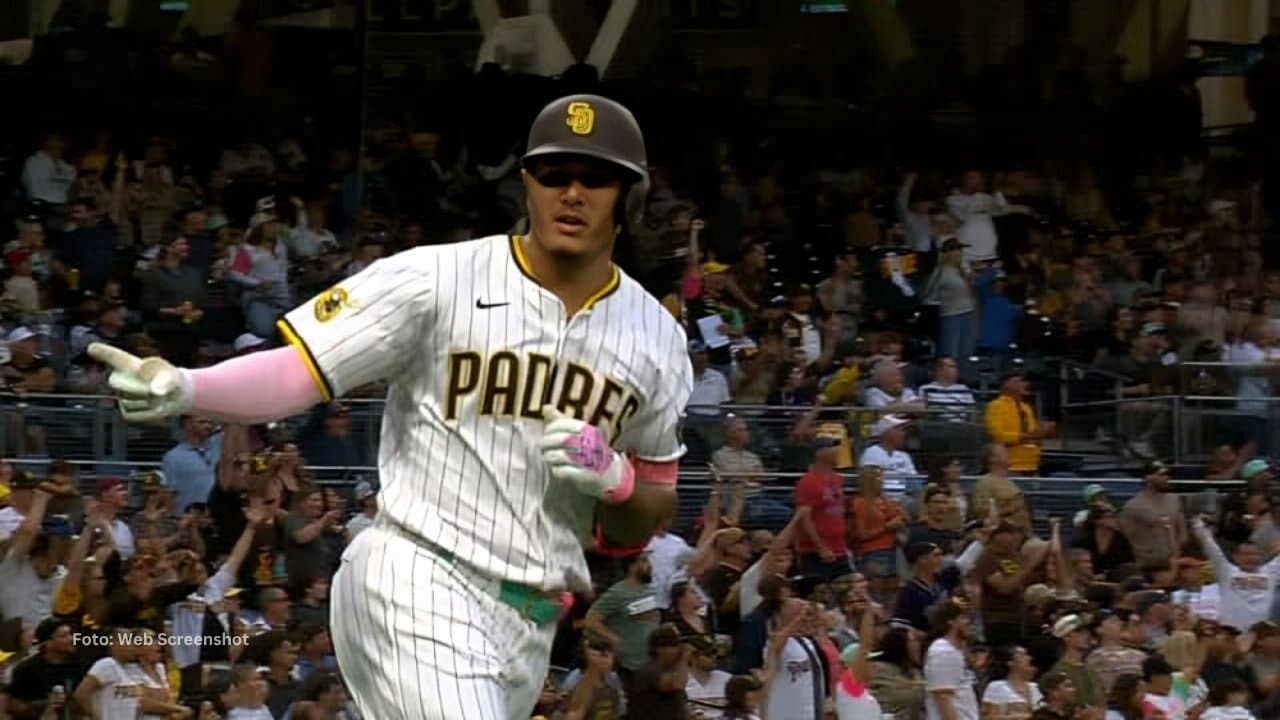 Manny Machado recorriendo las bases tras jonrón con San Diego Padres