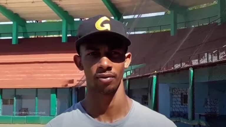 Pelotero cubano Enyer Fernández en una entrevista