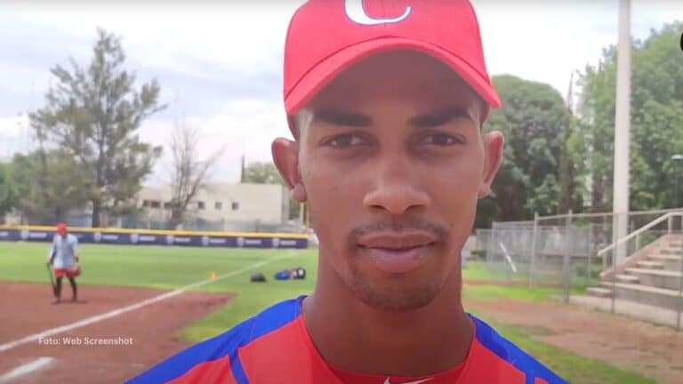El pelotero cubano no concretó sus planes debido a problemas burocráticos y está viviendo en casa de un conocido en República Dominicana.