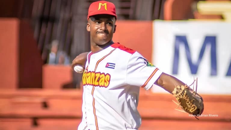 Pitcher cubano Haykel Parra con el conjunto de Matanzas
