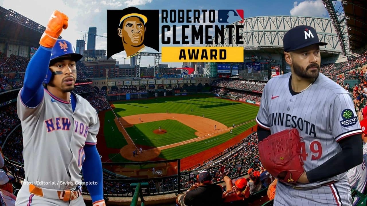 Francisco Lindor y Pablo Lopez con el logo del Premio Roberto Clemente