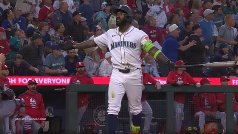 Randy Arozarena celebra un cuadrangular con Seattle Mariners