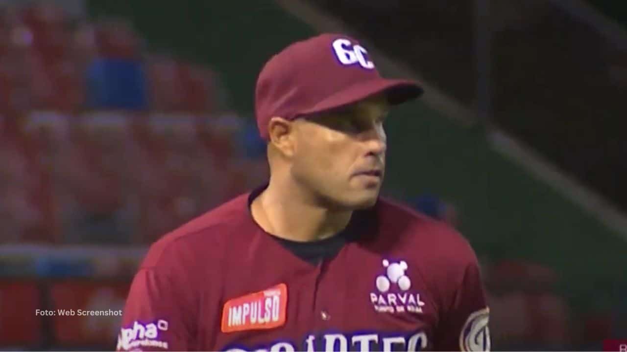 Pese a su avanzada edad, el lanzador cubano Raul Valdes sigue haciéndose espacio en la pelota dominicana.
