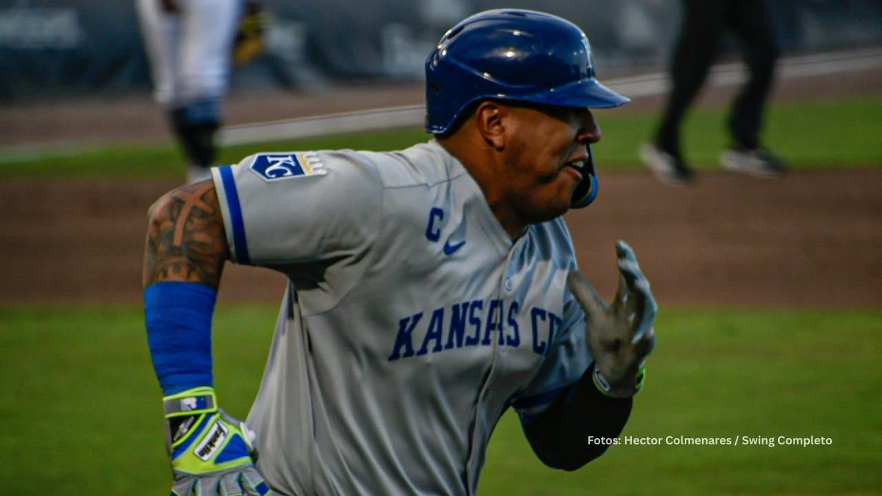 Salvador Pérez recorriendo las bases con Kansas City Royals