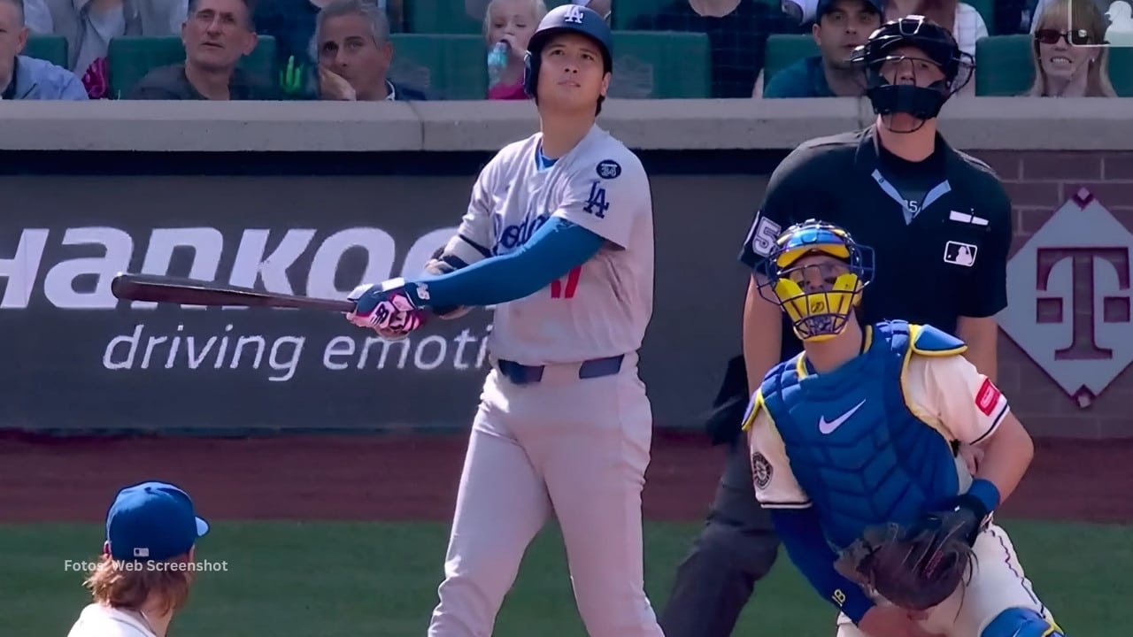 Shohei Ohtani bateando con Los Angeles Dodgers