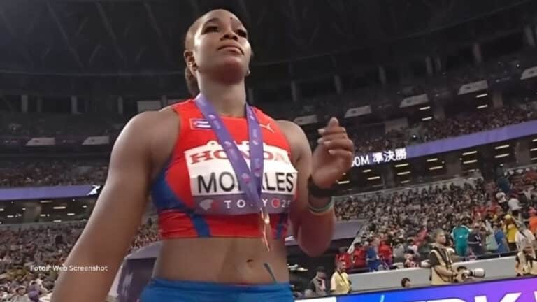 Silinda Morales en el Mundial de Atletismo con su medalla