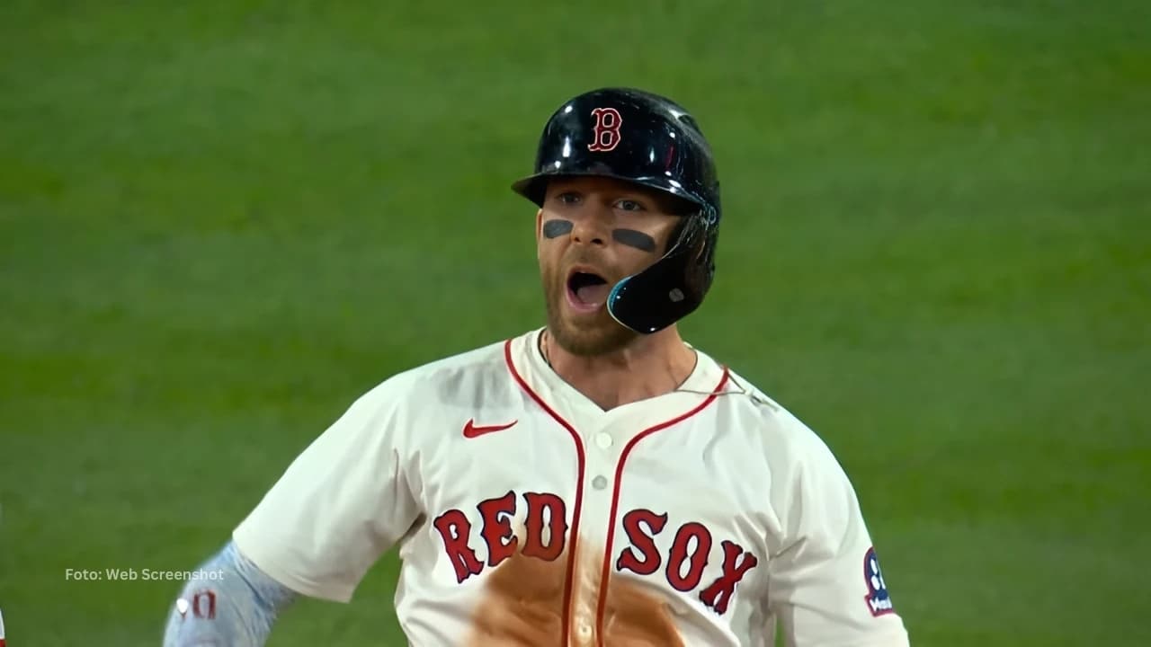 Trevor Story en un juego con Boston Red Sox