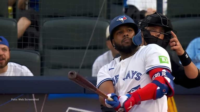 Vladimir Guerrero Jr. bateando con Toronto Blue Jays