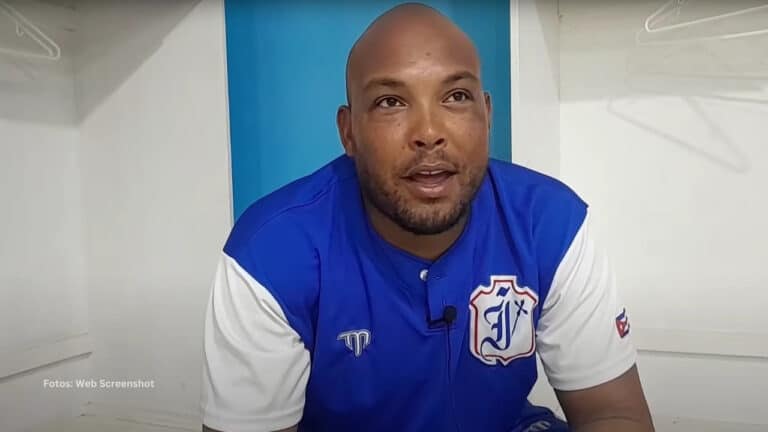 Yasmany Tomas en una entrevista con el uniforme de Industriales