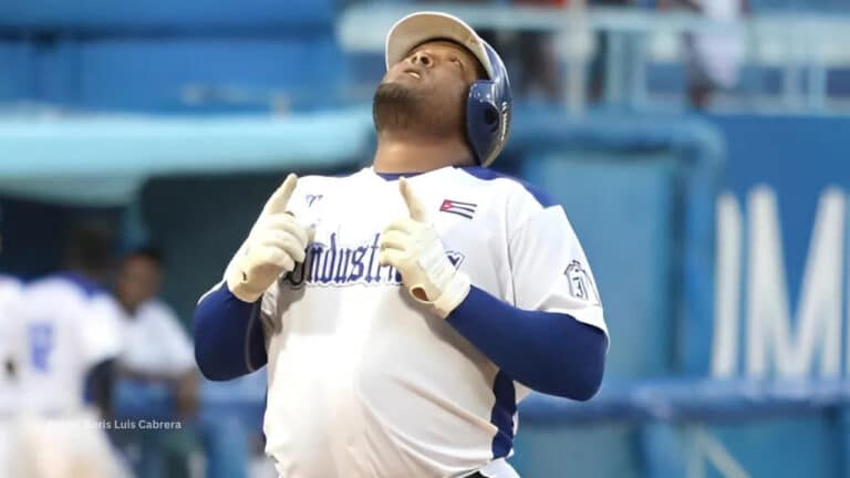 Yasmany Tomas en un juego con Industriales