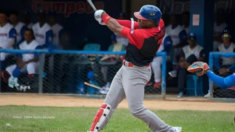 Yoelkis Guibert bateando con Santiago en el beisbol cubano