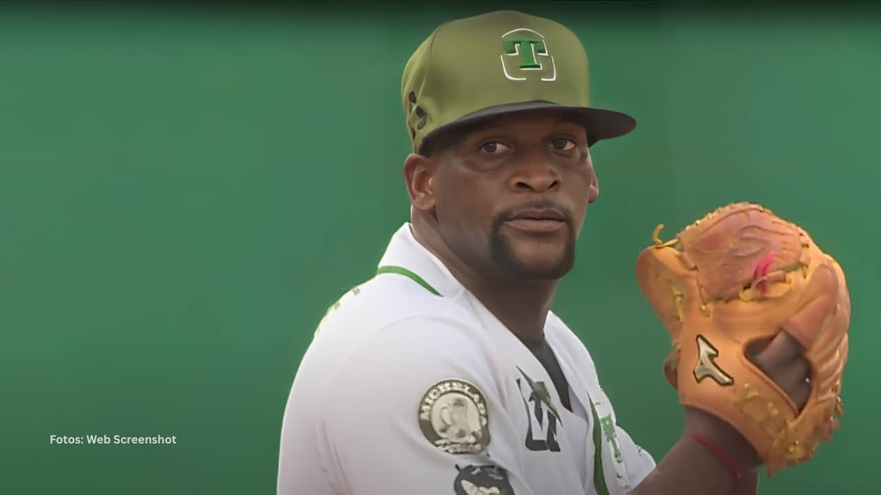 Yoennis Yera lanzando en la Liga Mexicana