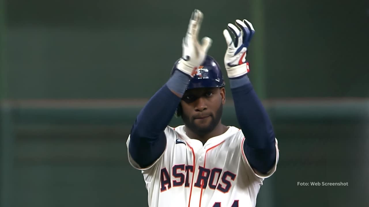 Yordan Alvarez celebra un batazo con Houston Astros