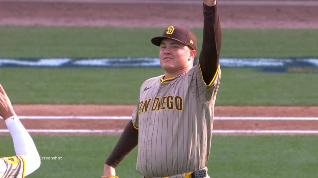 Adrián Morejón asumió la responsabilidad de la cuarta entrada con corredores en bases y sacó del problema a San Diego Padres.