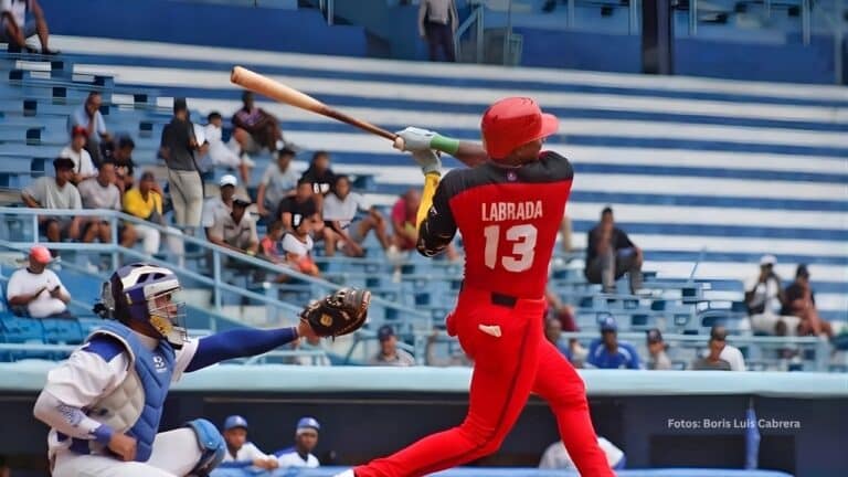 Adriel Labrada bateando con el conjunto de Santiago en la Serie Nacional