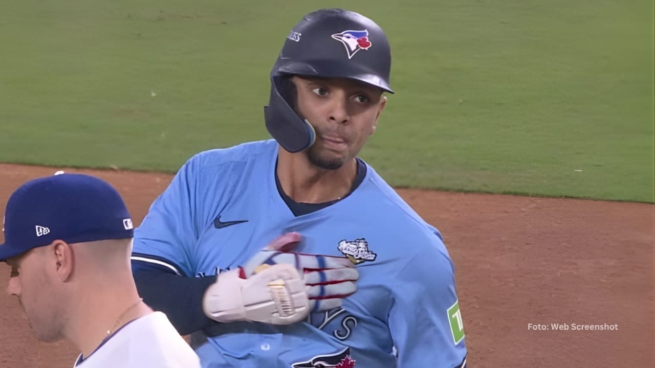 Andrés Giménez en la inicial tras producir con Toronto Blue Jays