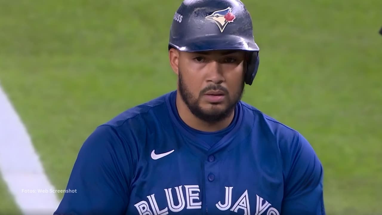 Anthony Santander en un juego con Toronto Blue Jays