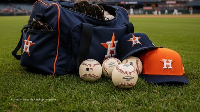 Bolso y gorras de Houston Astros al lado de unas pelotas de beisbol