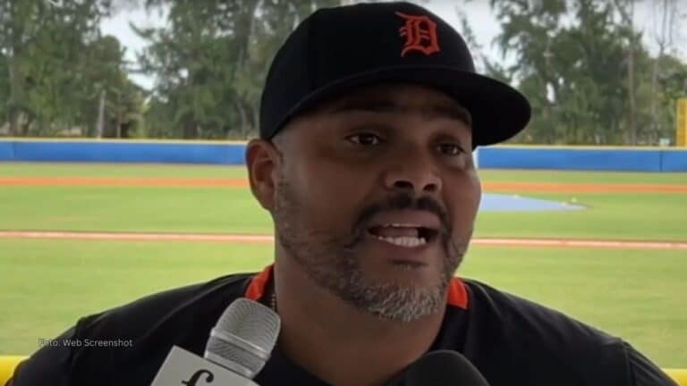 El extraclase cubano Brayan Peña estuvo trabajando con receptores durante el 2025.