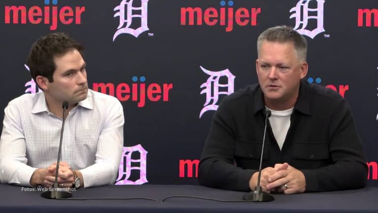 Scott Harris y A.J Hinch en conferencia de prensa con Detroit Tigers