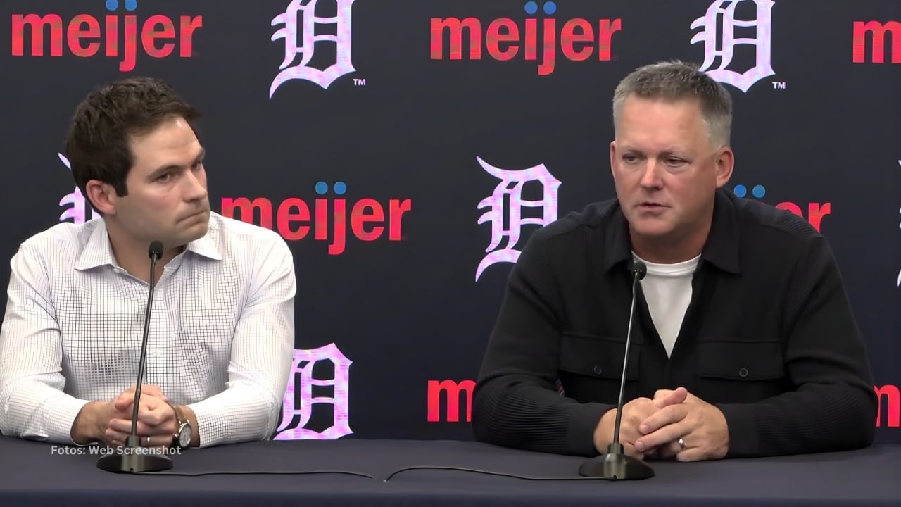 Scott Harris y A.J Hinch en conferencia de prensa con Detroit Tigers