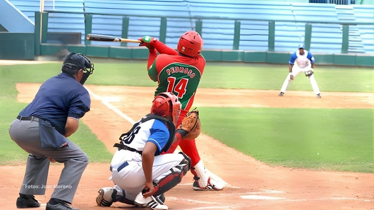 Joan Carlos Pedroso bateando con el conjunto de Las Tunas