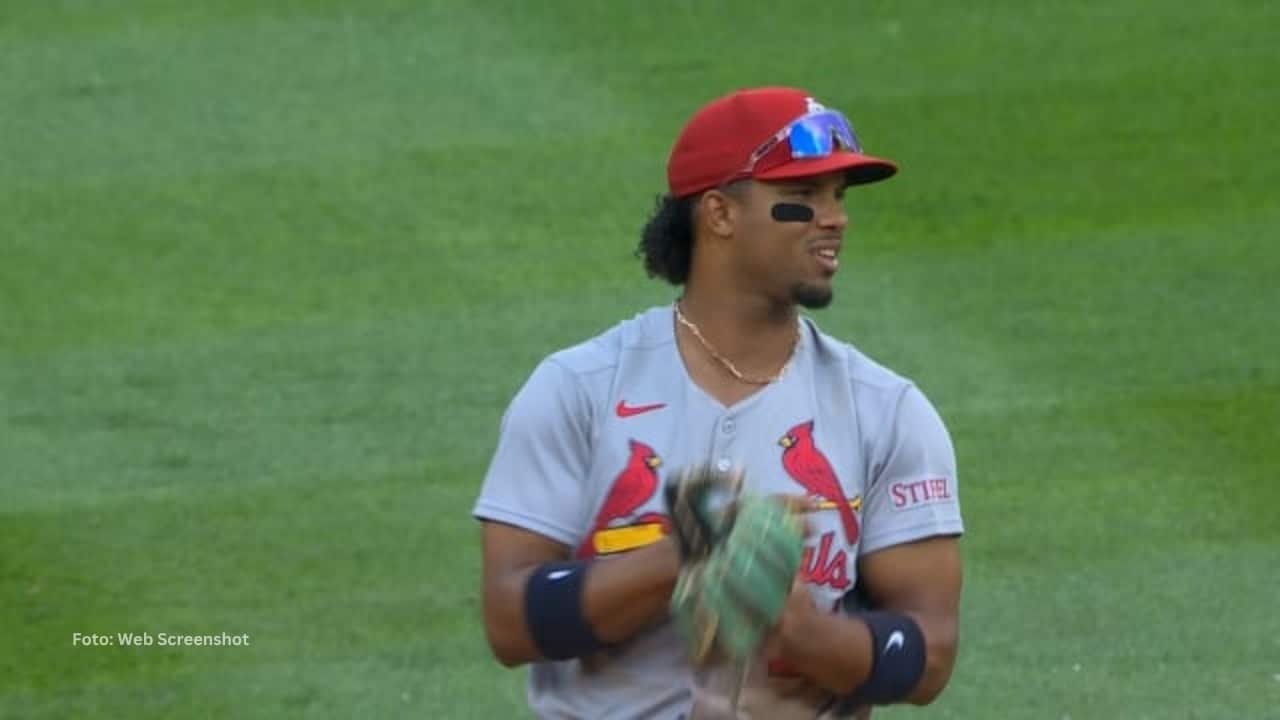 Jose Barrero cubriendo en un juego con St. Louis Cardinals en MLB