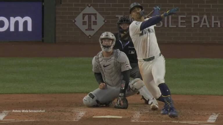 Julio Rodriguez bateando con Seattle Mariners en la Postemporada MLB 2025