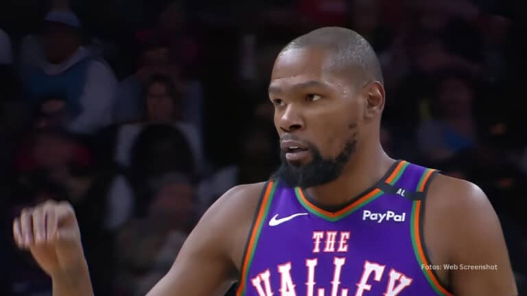 Kevin Durant en un juego de NBA ante LeBron James