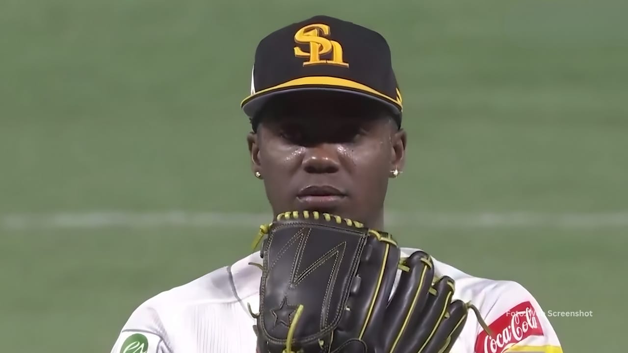 Livan Moinelo lanzando en Japón