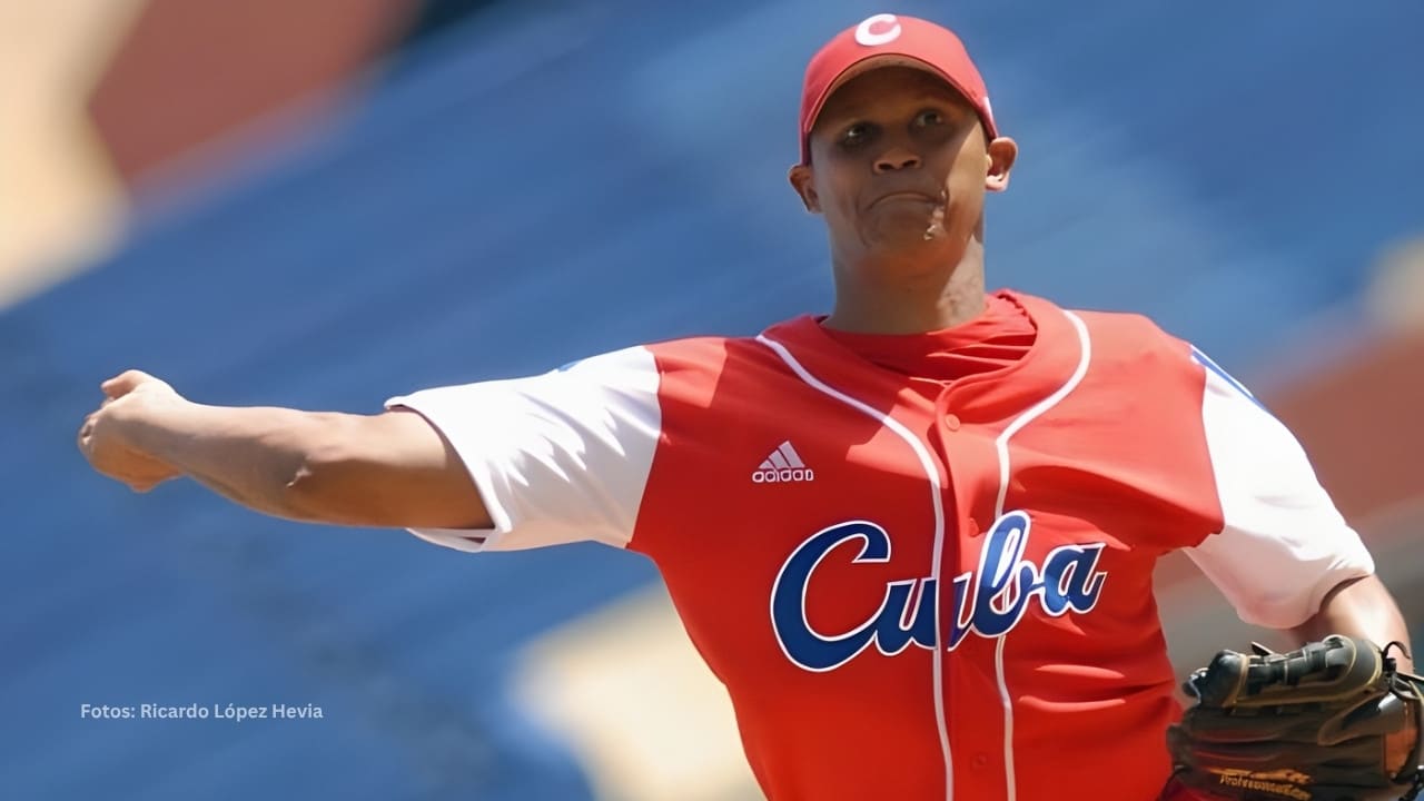 Norge Luis Vera lanzando con el Equipo Cuba