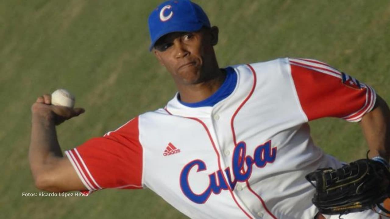 Norge Luis Vera lanzando con el Equipo Cuba