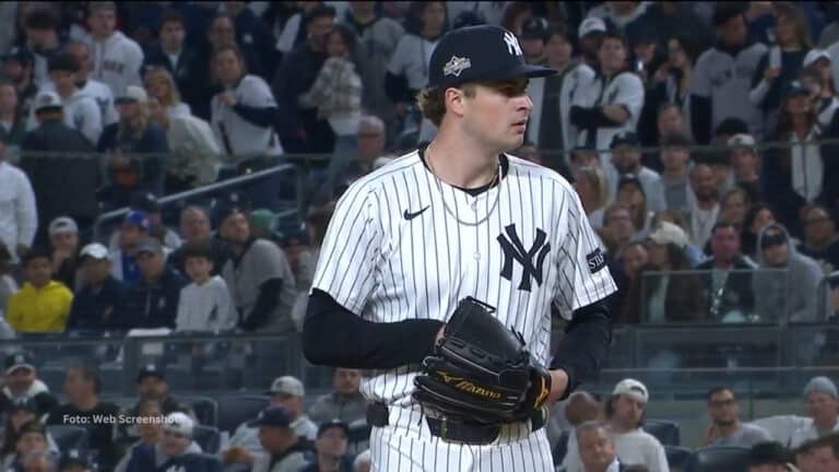 Cam Schlittler lanzando en un juego con New York Yankees