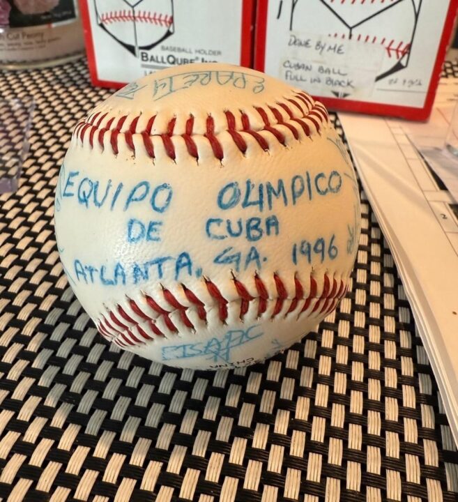 Pelota firmada por Equipo Cuba Juegos Olimpicos 1996