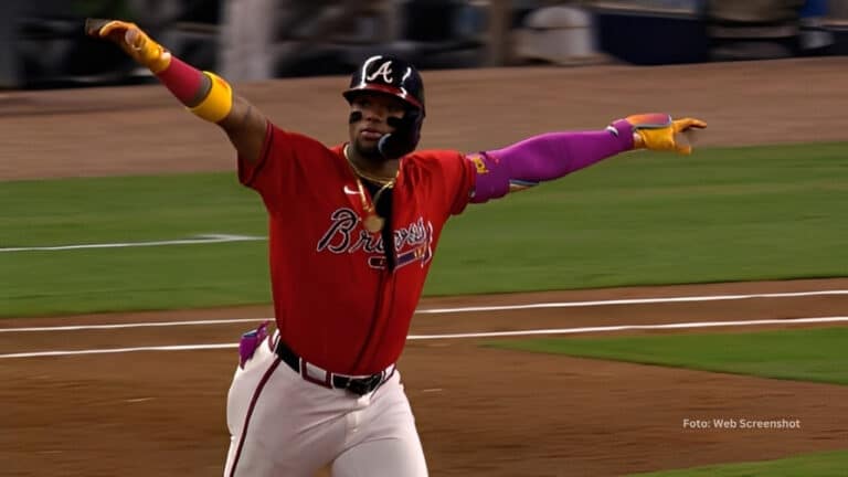 Ronald Acuña Jr. recorriendo las basas tras cuadrangular con Atlanta Braves