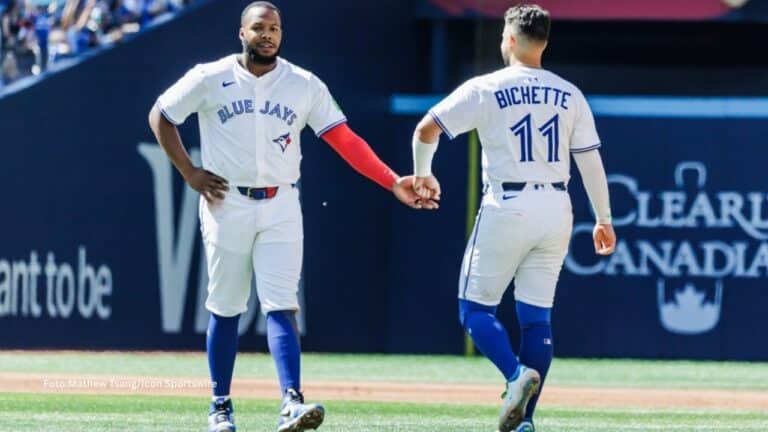 Vladimir Guerrero Jr y Bo Bichette en un juego con Toronto Blue Jays