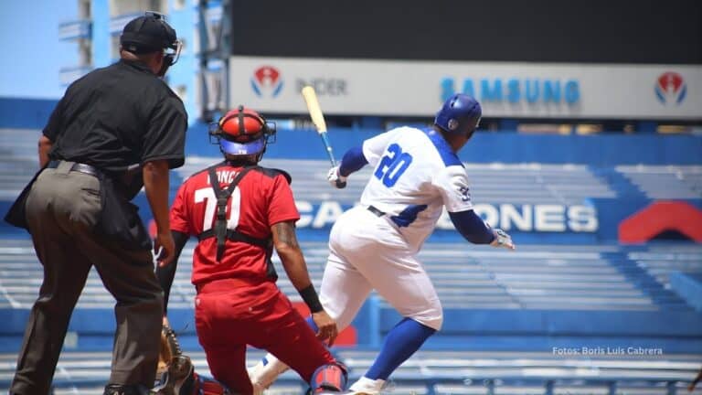 Jugadores de Santiago de Cuba e Industriales en un juego de Serie Nacional