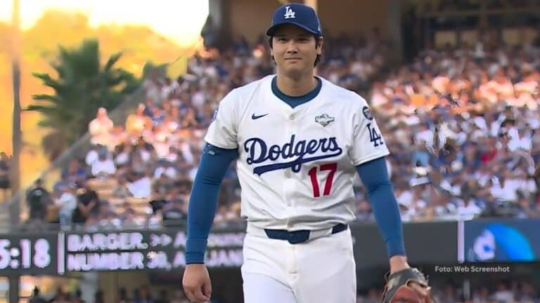 Shohei Ohtani saliendo de la lomita en un juego con Los Angeles Dodgers