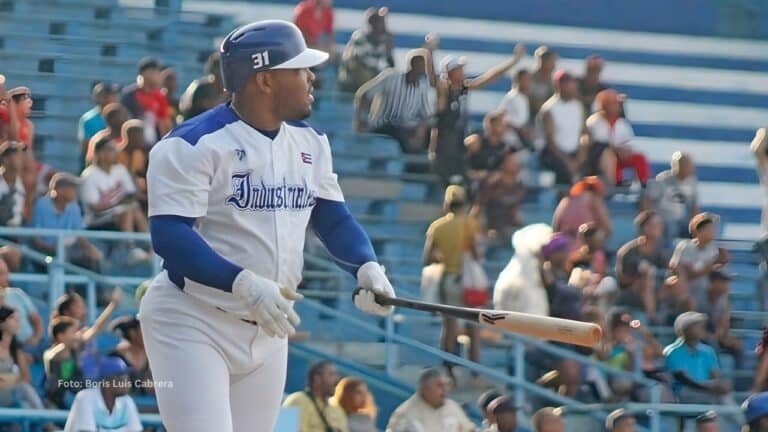 Yasmany Tomás bateando con el conjunto de Industriales en la Serie Nacional