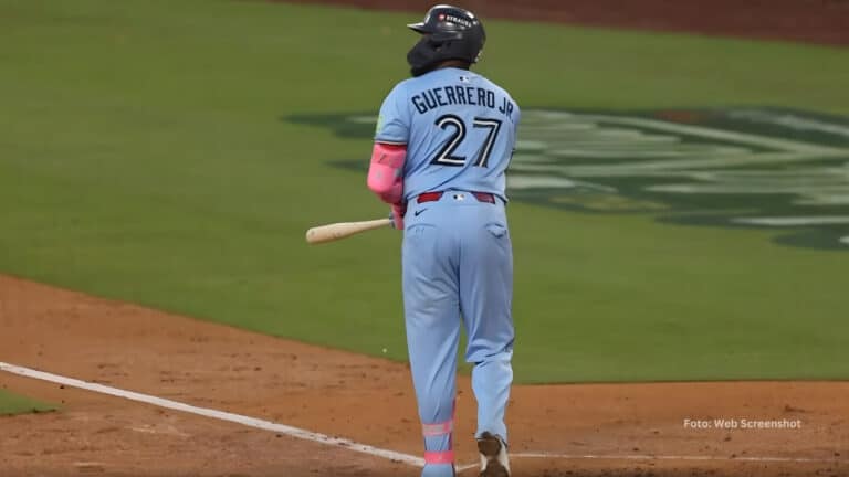 Vladimir Guerrero Jr bateando en un juego de Serie Mundial con Toronto Blue Jays