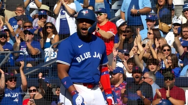 Vladimir Guerrero Jr. celebra un batazo con Toronto Blue Jays