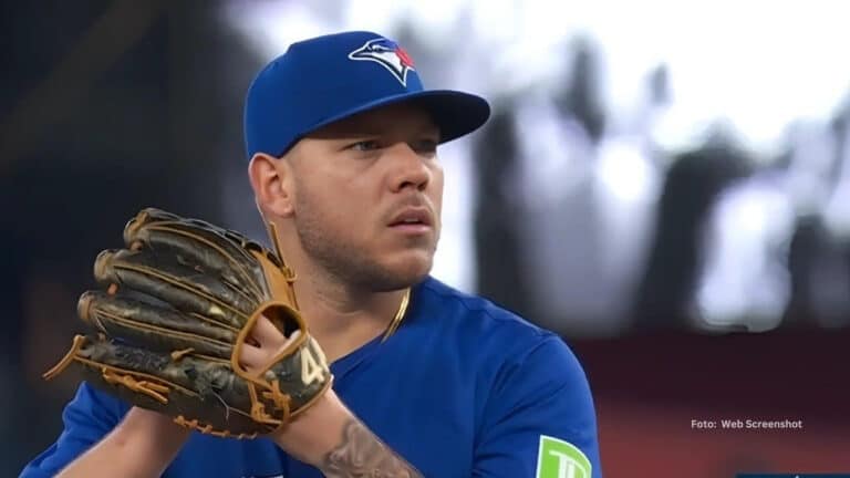 Yariel Rodriguez preparándose para lanzar con Toronto Blue Jays