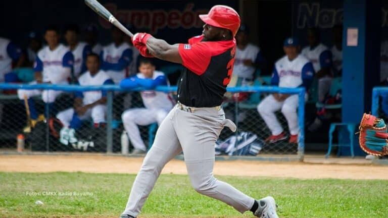 Yoel Yanqui bateando con el conjunto de Santiago de Cuba Serie Nacional