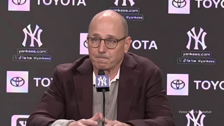 Brian Cashman en una rueda de prensa de New York Yankees