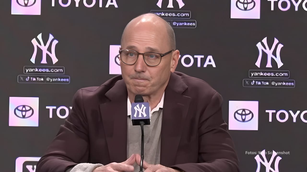 Brian Cashman en una rueda de prensa de New York Yankees