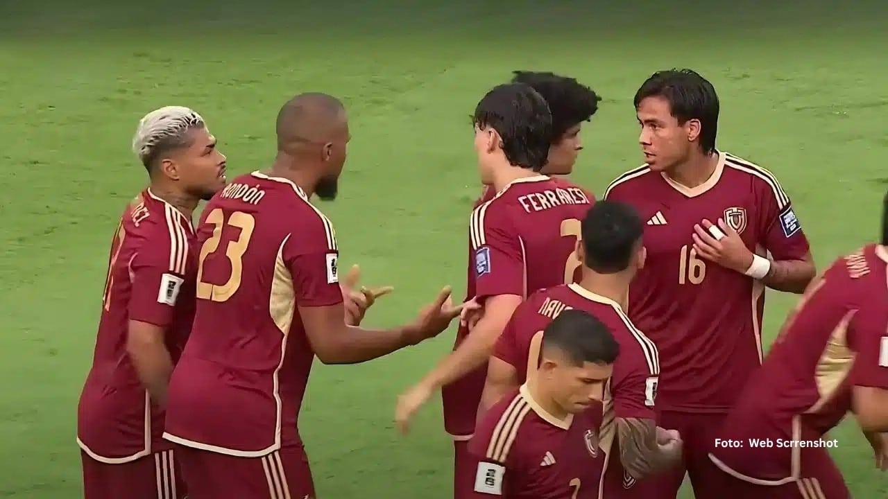 Jugadores de La Vinotinto en un partido oficial